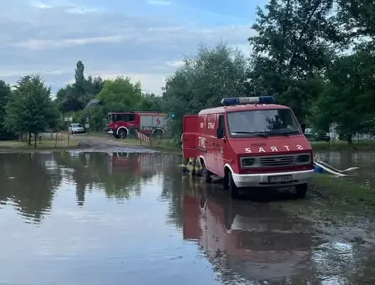 Zalany parking przy plaży w Lubikowie – interwencja strażaków
