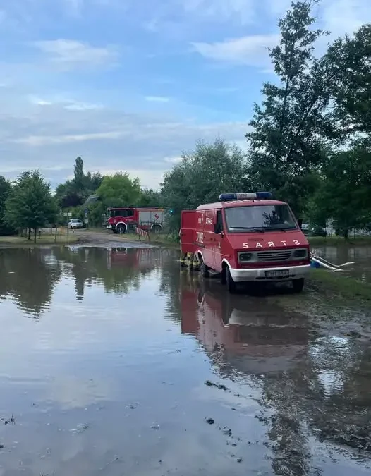 Zalany parking przy plaży w Lubikowie – interwencja strażaków