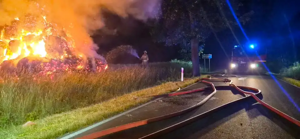 Pożar stogu słomy w Strzyżminie – interweniowały cztery zastępy straży