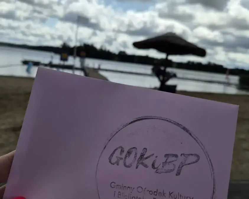 Poszukiwanie kaczuszek na plaży gminnej – zabawa dla dzieci