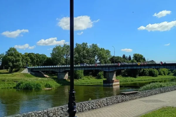 Nowe oświetlenie nad Wartą w Sierakowie – bezpieczniej i przyjemniej