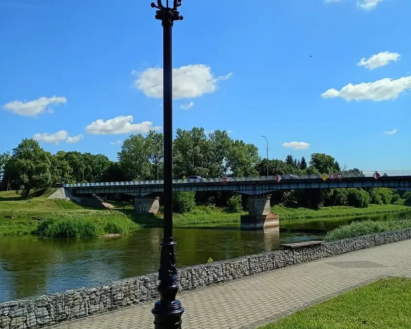 Nowe oświetlenie nad Wartą w Sierakowie – bezpieczniej i przyjemniej