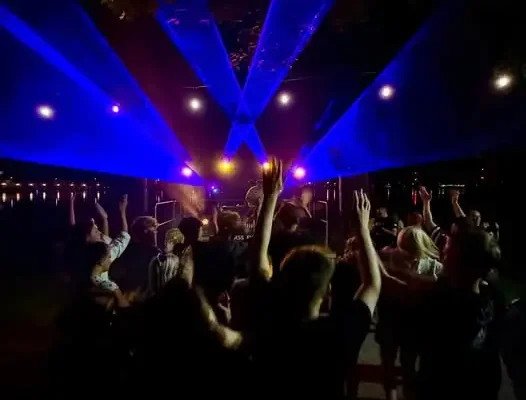 Nocne Tętno Parku Tietza: Muzyczne show z DJ Darass i DJ Sławi