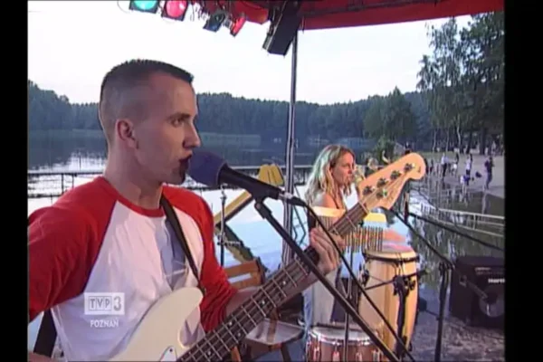 Wspomnienie pierwszego Festiwalu Szanty im. Teresy Remiszewskiej na plaży w Mierzynie