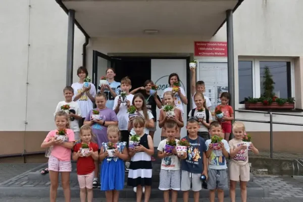 Kreatywne warsztaty w GOK: dzieci sadziły kwiaty w ozdobionych doniczkach