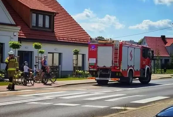 OSP Przytoczna usuwa plamę oleju na DK24 w Przytocznej