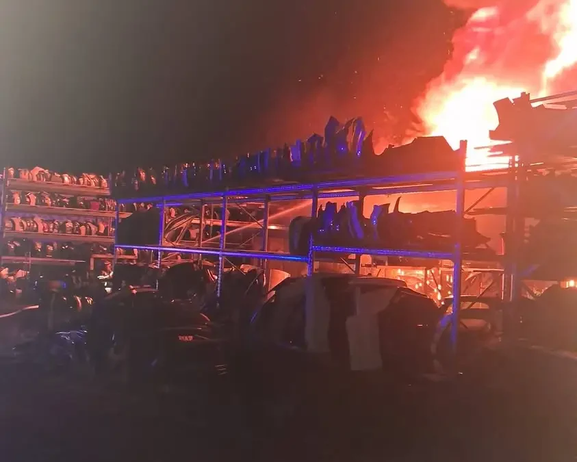 Pożar hali magazynowej w Międzychodzie – nocna akcja strażaków