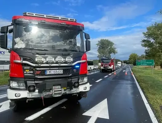 Nawałnica w Chełmicku: dwa drzewa na drodze krajowej nr 24