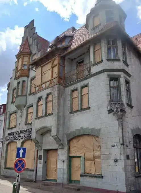 Nocna eskapada na dach pustostanu w Międzychodzie zakończyła się złamaniami nóg