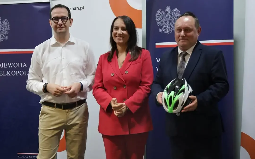 13 kasków dla uczniów z Kamionny w ramach programu bezpieczeństwa rowerzystów