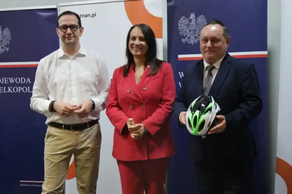13 kasków dla uczniów z Kamionny w ramach programu bezpieczeństwa rowerzystów