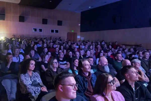 Rafał Rutkowski rozbawił publiczność w Międzychodzie – sala pękała w szwach