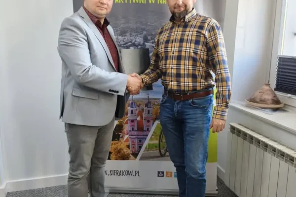 Gmina Sieraków inwestuje w drogi. Podpisano umowę na przebudowę drogi w Górze