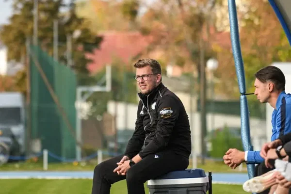 Michał Gucia na „dziewiątce”? Trener Warty Międzychód odpowiada kibicom
